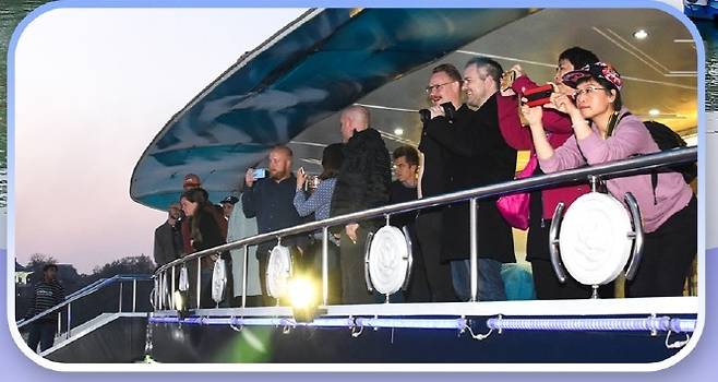 북한 화보 '조선' 6월호 (서울=연합뉴스) 북한 외국문출판사가 운영하는 '조선의 출판물' 홈페이지에 게재된 화보집 '조선' 6월호는 러시아청소년연합민족이사회 구성원들이 평양 대동강에서 운영하는 식당배(유람선) 대동강호에 탑승했다고 소개했다. 러시아청소년연합민족이사회 구성원들이 대동강호를 타고 평양 전경을 감상하고 있다. 2025.6.8 [조선 캡처]