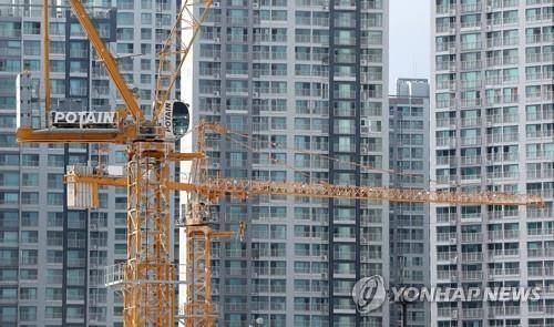 서울의 한 재건축 단지에서 작동 중인 크레인 [연합뉴스 자료사진]