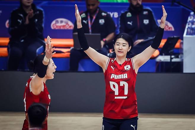 17점으로 팀 내 최다 득점을 책임진 주장 강소휘(오른쪽) [국제배구연맹 제공. 재판매 및 DB 금지]