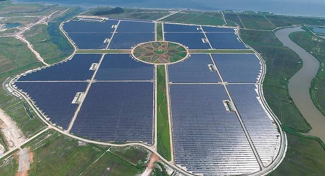 '축구장 190배' 국내 최대 태양광발전소 단지, 해남에 준공 (서울=연합뉴스) 29일 전남도와 한양 등에 따르면 최근 준공된 솔라시도 태양광발전소가 국내 최대 규모인 98MW급의 태양광 발전설비와 세계 최대 용량인 306MWh급의 에너지 저장 장치(ESS)를 갖췄다.
    사진은 솔라시도 태양광발전소. 2020.6.29 [한양 제공. 재판매 및 DB 금지] photo@yna.co.kr