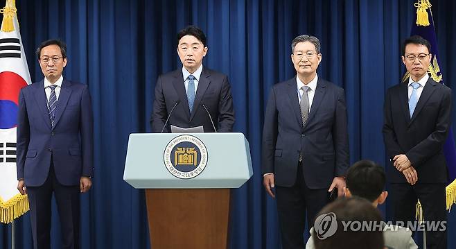 대통령실 정무·홍보·민정수석 (서울=연합뉴스) 한상균 기자 = 강훈식 대통령 비서실장이 8일 용산 대통령실에서 정무,홍보,민정 수석 인선을 발표하고 있다.
    왼쪽부터 우상호 정무수석, 강 비서실장, 오광수 민정수석, 이규연 홍보소통수석. 2025.6.8 xyz@yna.co.kr