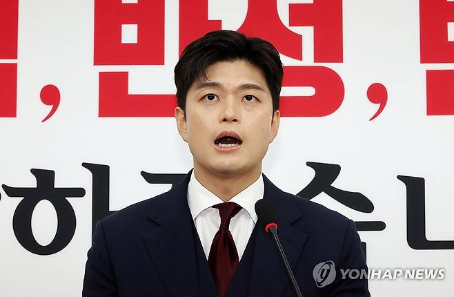 발언하는 김용태 비상대책위원장 (서울=연합뉴스) 김주형 기자 = 국민의힘 김용태 비상대책위원장이 8일 국회에서 현안관련 기자회견을 열고 발언하고 있다. 2025.6.8 kjhpress@yna.co.kr