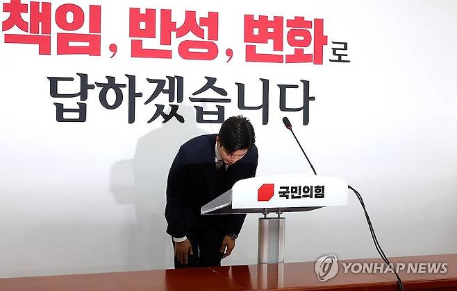 인사하는 김용태 비상대책위원장 (서울=연합뉴스) 김주형 기자 = 국민의힘 김용태 비상대책위원장이 8일 국회에서 열린 현안관련 기자회견에 앞서 인사하고 있다. 2025.6.8 kjhpress@yna.co.kr