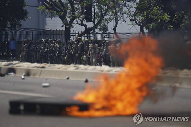 시위 진압 투입된 요원들 (LA AP=연합뉴스) 7일(현지시간) LA 이민 단속 반대 시위 현장 투입된 요원들. 2025.06.08