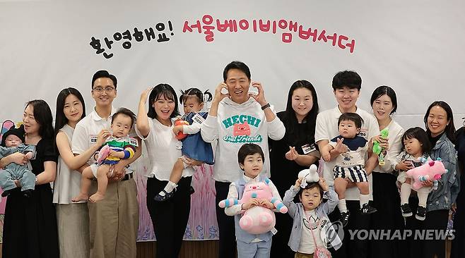서울 베이비앰버서더 기념촬영 (서울=연합뉴스) 김인철 기자 = 오세훈 서울시장이 27일 서울시청에서 열린 서울 베이비앰버서더 오찬 간담회에서 참석자들과 기념촬영을 하고 있다. 2025.5.27 yatoya@yna.co.kr