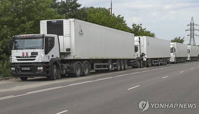 우크라이나 국경에 도착한 포로 시신 운반 트럭 [EPA/러시아 국방부 연합뉴스 재판매 및 DB 금지]