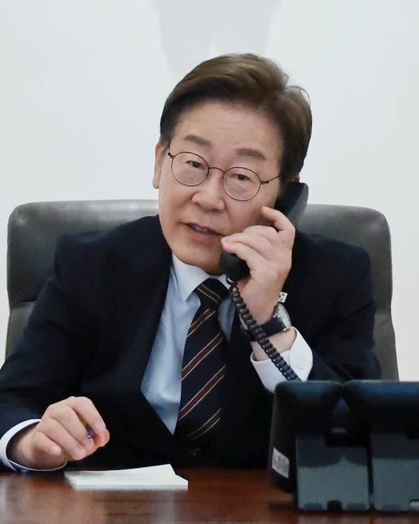 이재명 대통령이 9일 서울 용산 대통령실 청사 집무실에서 이시바 시게루 일본 총리와 전화 통화를 위해 수화기를 들고 있다. 2025.6.9 /연합뉴스