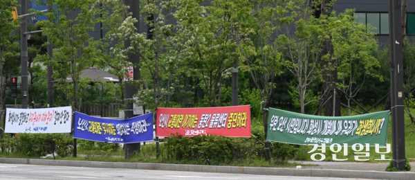 화성시 동탄2 신도시 장지동 지역에 초대형물류단지 건립 철회를 촉구 하는 현수막이 내걸려 있다. 2025.5.21 /임열수기자 pplys@kyeongin.com