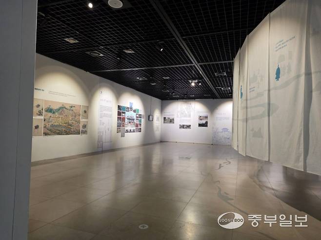 수원화성박물관 테마전 '방화수류정' 전시 전경. 이준도기자