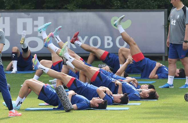 8일 파주 국가대표트레이닝센터(NFC)에서 열린 북중미 월드컵 예선 최종전을 앞둔 축구 국가대표팀 훈련에서 선수들이 몸을 풀고 있다.연합