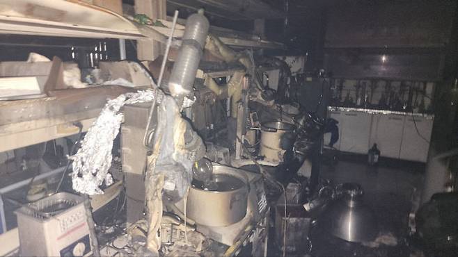 4일 카이스트 생명화학공학동 5층 실험실에서 원인 미상의 폭발과 함께 화재가 발생해 소방당국이 진화에 나섰다. (사진=대전소방본부 제공)