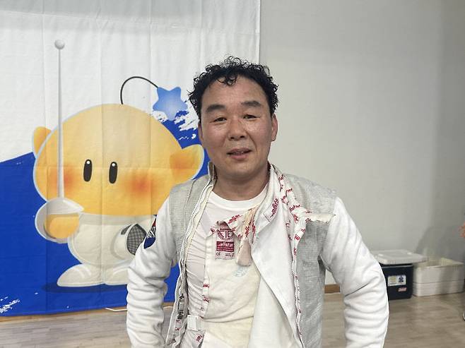 '2025 대전시장기 전국생활체육 펜싱대회' 남자 일반 플러레 부문 우승을 거머쥔 백용탁 씨./사진=최화진 기자