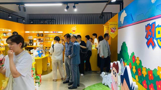 꿈씨 캐릭터 굿즈 팝업 전시장'에 다양한 나이대의 관광객들이 몰려 전시된 굿즈를 살펴보고 있다. 사진=최광현 수습기자