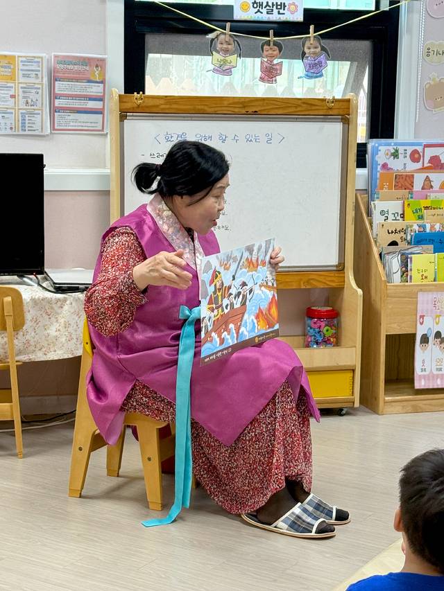 지난 5일 인후유치원을 찾은 '이야기 할머니' 이점식 할머니가 아이들에게 옛날 이야기를 들려 주고 있다. 박현우 기자