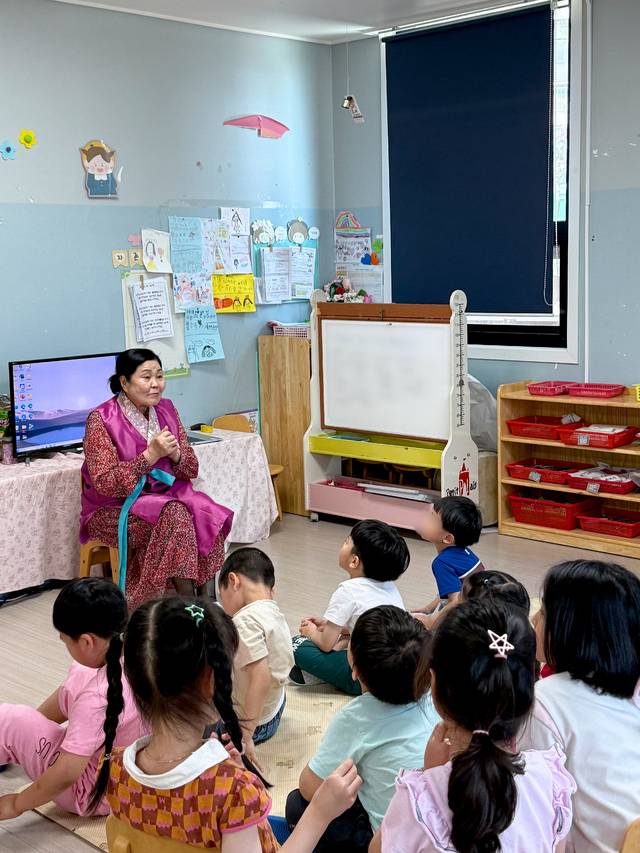 지난 5일 인후유치원을 찾은 '이야기 할머니' 이점식 할머니가 아이들에게 옛날 이야기를 들려 주고 있다. 박현우 기자