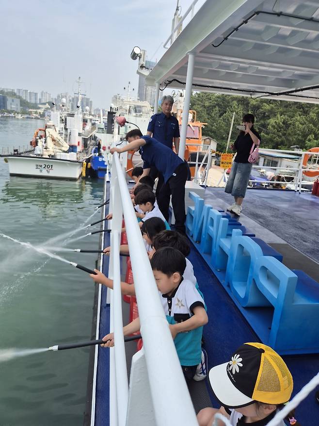 포항시는 9일 다목적행정선 ‘연오세오호’에서 어린이 대상 ‘2025 해상 안전 체험 프로그램’을 운영했다. / 포항시 제공
