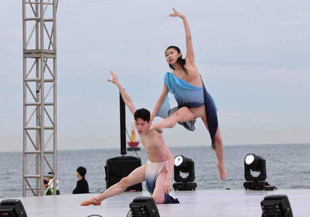 7일 오후 부산 해운대 특설무대에서 열린 제21회 부산국제무용제 공식 초청 공연에서 한국 김용걸 댄스시어터가 공연을 펼치고 있다. 부산국제무용제 제공