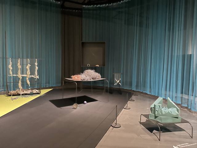 부산현대미술관이 지난 14일부터 시작한 다원예술 '초록 전율' 전시 모습. 사진은 이수진의 조각 작품. 김은영 기자