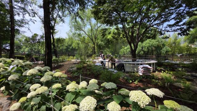 ‘대한민국 정원산업박람회 in 진주’가 6월 13일부터 22일까지 열릴 예정인 가운데 막바지 작업이 펼쳐지고 있다. 김현우 기자