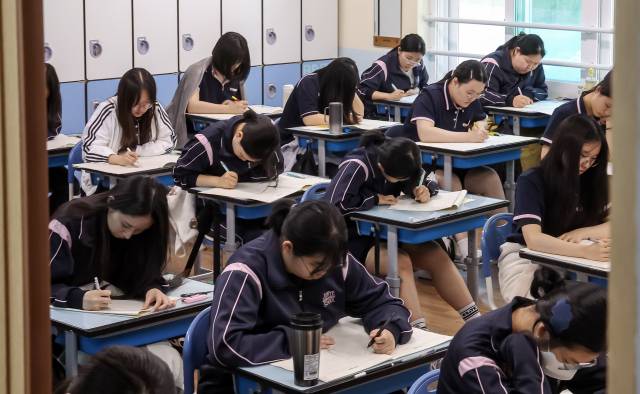 2026학년도 대학수학능력시험 6월 모의평가 시행일인 지난 4일 오전 부산 사상구 주례여고 3학년 교실에서 학생들이 문제를 풀고 있다. 김종진 기자 kjj1761@