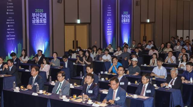 9일 웨스틴조선 부산 그랜드볼룸에서 열린 2025 부산국제금융포럼에 참석한 내빈들이 토론회를 경청하고 있다. 김종진 기자