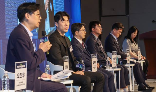 9일 웨스틴조선 부산에서 열린 2025 부산국제금융포럼의 세션1 토론자들이 부산 벤처의 미래 비전과 부산시의 역할을 주제로 토론하고 있다. 창업 친화적 문화를 기반으로 잠재력 있는 스타트업이 유출되지 않도록 하는 게 중요하다고 입을 모았다. 김종진 기자 kjj1761@