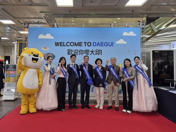 홍콩-대구간 신규 노선 취항을 기념해 관계기관자들이 기념 촬영을 하고 있다.