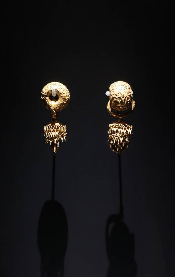 경주 보문동 합장무덤에서 출토된 이 국보 금귀걸이(금제태환이식)는 중심고리, 노는고리, 중간장식, 드리개로 구성된 복합형 장신구로 신라 여성 귀족의 미적 감각과 세공 기술을 대표하는 작품이다. 의성군