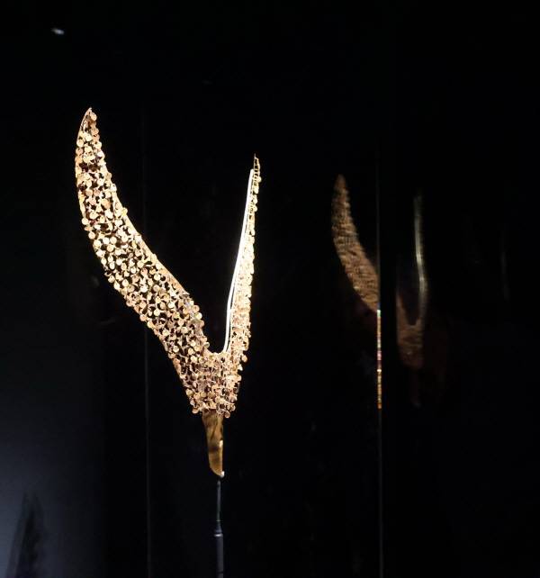 천마총 출토 금제조익형관식(보물)은 6세기 신라 귀족의 머리를 장식한 금관 꾸미개로, 새의 날개처럼 양쪽으로 펼쳐진 형상과 정교하게 뚫린 무늬, 흔들리는 금알갱이 장식이 당시 금세공 기술과 의례미를 집약적으로 보여준다. 의성군