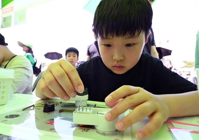 지난 7일 창원용지문화공원에서 열린 제17회 창원그린엑스포에서 한 아이가 콘센트 조립 체험을 하고 있다./성승건 기자/