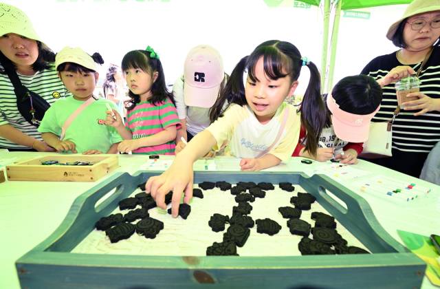 지난 7일 창원용지문화공원에서 열린 제17회 창원그린엑스포에서 아이들이 플라스틱 업사이클 키링만들기 체험을 하고 있다./성승건 기자/