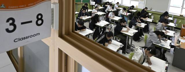 2026학년도 대학수학능력시험 6월 모의평가가 치러진 지난 4일 대구여자고등학교에서 고3 학생들이 2교시 수학 영역 시험을 치고 있다. 김진홍 기자