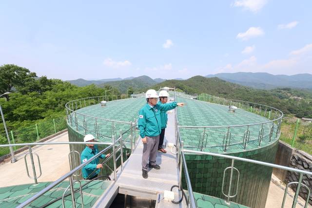 최근 김하수 청도군수가 이서면 수야리 배수지 조성 공사 현장을 점검하고 있다. 청도군 제공
