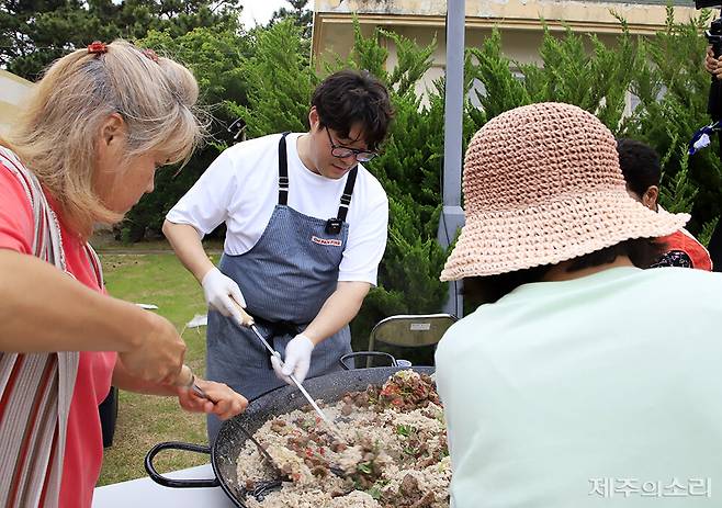 7일 진행된 오셰득 셰프와 함께하는 '비양도 오디밥상 다이닝 캠프'. ⓒ제주의소리