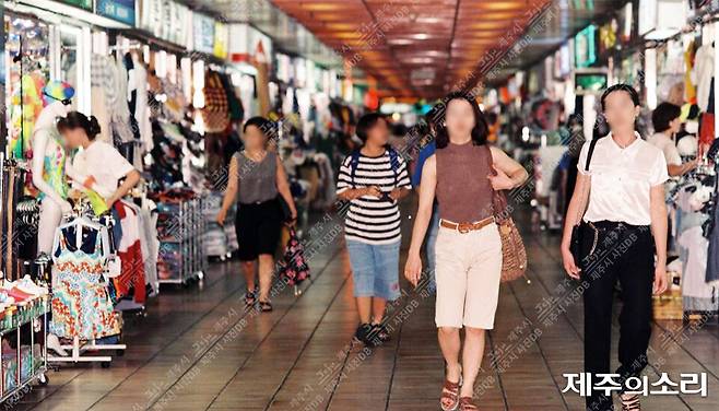 1990년대 초반 제주시 중앙지하상가의 모습. 당시 칠성로와 지하상가는 패션의 1번지로 불릴 만큼 의류전문점이 즐비했다. [사진출처-제주시 사진DB]