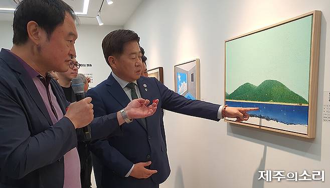 9일 오후 4시 제주시 중앙지하상가 숨비마루 개소식에 참석한 오영훈 제주도지사(왼쪽)가 전시작품을 감상하고 있다. ⓒ제주의소리
