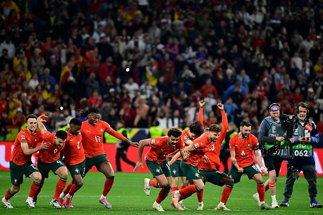 포르투갈 선수들이 승부차기 끝에 우승이 확정되자 질주하고 있다. 사진=AFPBB NEWS