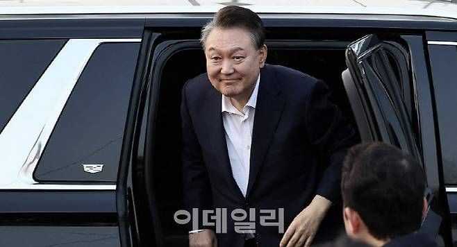 서울구치소에서 석방된 윤석열 대통령이 지난 3월 8일 서울 한남동 관저 앞에서 지지자들에게 인사하기 위해 하차하는 모습(사진=연합뉴스)