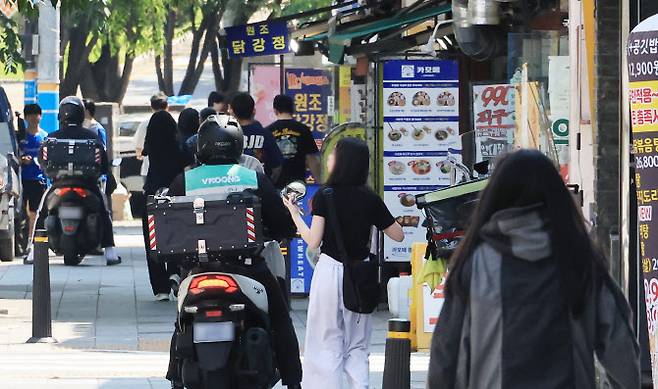 서울 시내 한 음식점 앞에서 배달 라이더가 배달을 준비하고 있다.(사진=연합뉴스)