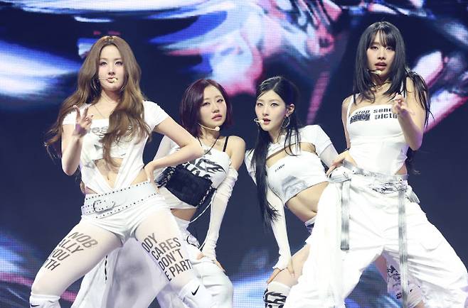 그룹 키스오브라이프(KISS OF LIFE) 벨(왼쪽부터)과 쥴리, 하늘, 나띠가 9일 서울 광진구 예스24라이브홀에서 가진 미니 4집 앨범 ‘224’(투투포) 쇼케이스에서 ‘립스 힙스 키스‘(Lips Hips Kiss)를 열창하고 있다.(사진=뉴스1)