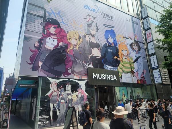 - 홍대입구역 8번 출구에서 뒤를 돌면 보이는 무신사 스토어 홍대점