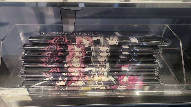 - 포스터도 구매를 해야하나 많이 고민했다.