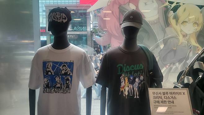 - 마네킹을 통해 티셔츠를 입으면 어떤 느낌인지 조금이나마 알 수 있다.