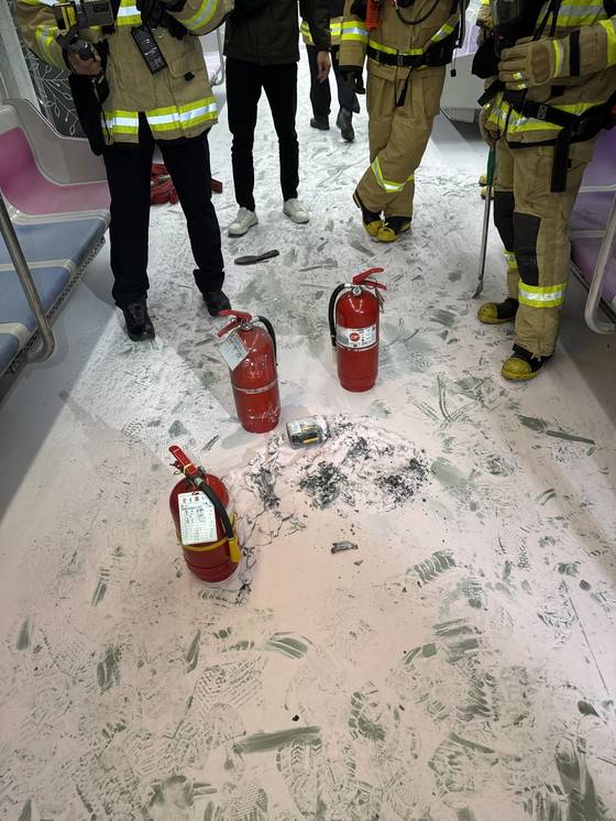 지난달 31일 서울지하철 5호선 열차 안에서 방화로 인해 승객들이 지하 터널을 통해 대피하는 사건이 발생했다. 사진은 당시 서울지하철 5호선 객차 내부의 모습. 〈사진=영등포소방서〉