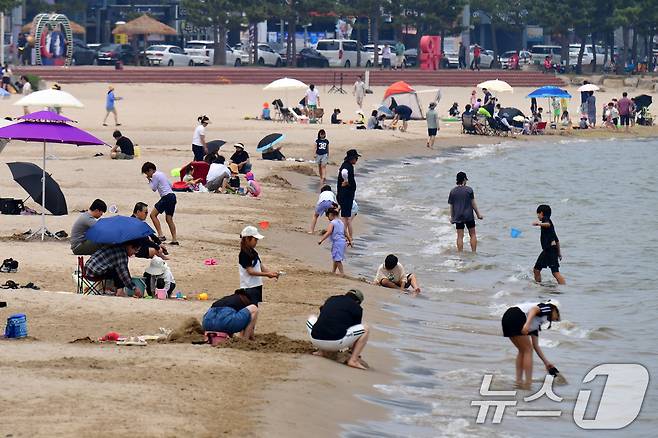 8일 경북 포항시 북구 영일대해수욕장 백사장을 찾은 시민과 관광객들이 더위를 식히고 있다. 2025.6.8/뉴스1 ⓒ News1 최창호 기자