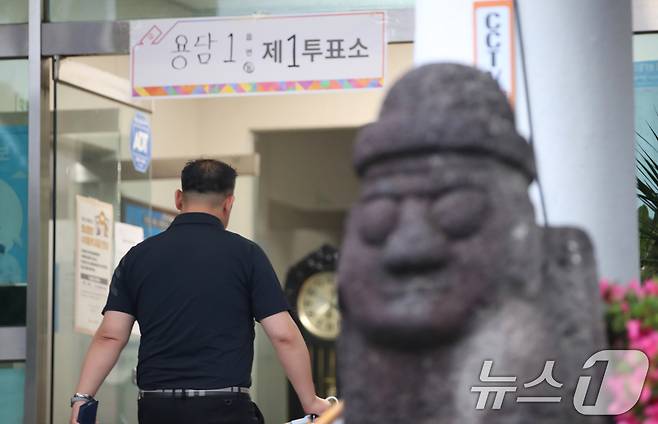 제21대 대통령 선거일인 3일 제주 용담1동 노인복지회관에 마련된 용담1동 제1투표소로 유권자가 들어서고 있다. 2025.6.3/뉴스1 ⓒ News1 오현지 기자