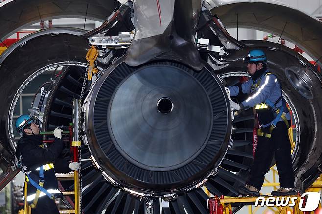 대한항공 정비본부 이정태 정비사와 유동근 정비사가 인천시 중구 운서동에 위치한 대한항공 항공기 정비격납고에서 보잉787 항공기 엔진을 점검하고 있다. 2023.12.27/뉴스1 ⓒ News1 박정호 기자