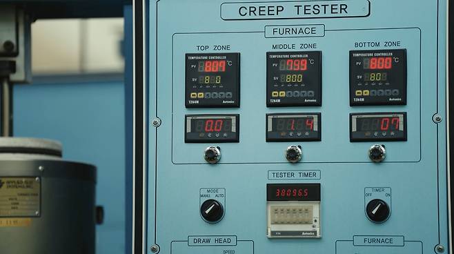 3만8096시간 동안 물성시험 중인 크리프 시험기의 모습(두산에너빌리티 제공)