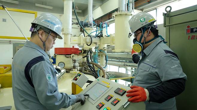 진공유도용해로에서 고순도 합금 소재를 제조하는 모습(두산에너빌리티 제공)