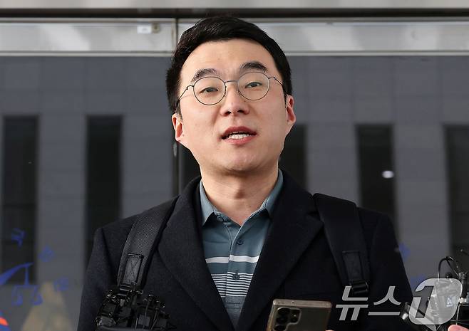 대통령실 디지털소통비서관으로 내정된 김남국 전 더불어민주당 의원이 지난 2월 10일 오후 서울 양천구 서울남부지방법원에서 열린 ‘허위 재산 신고' 관련 1심 선고를 마치고 나서며 입장을 발표하고 있다. 2025.2.10/뉴스1 ⓒ News1 박세연 기자